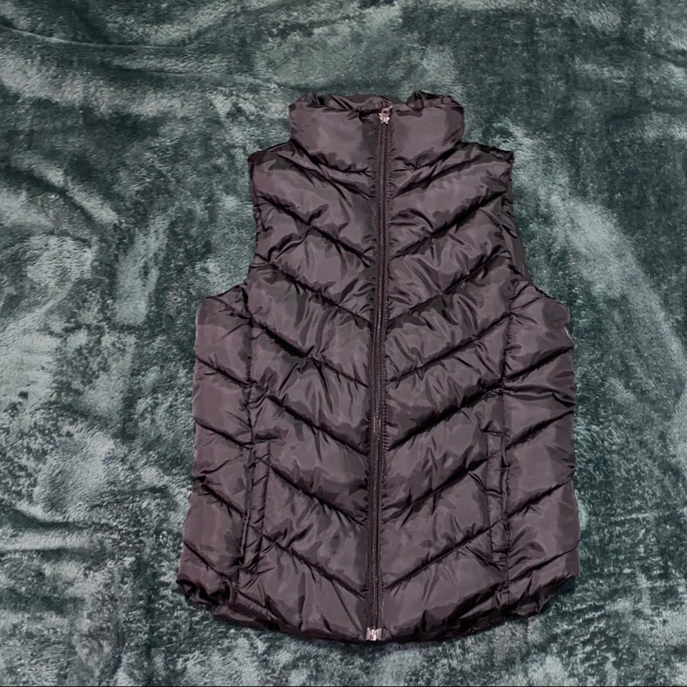 Black zip up puffer vest